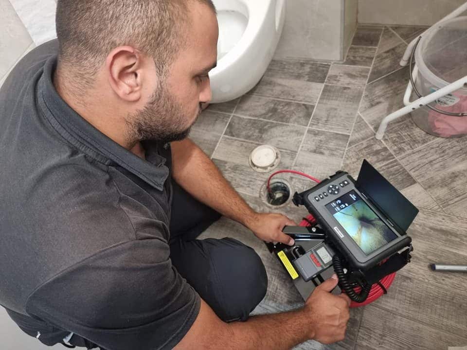 נתנאל מ- מץדור מאתרים עוזר לבדוק בית